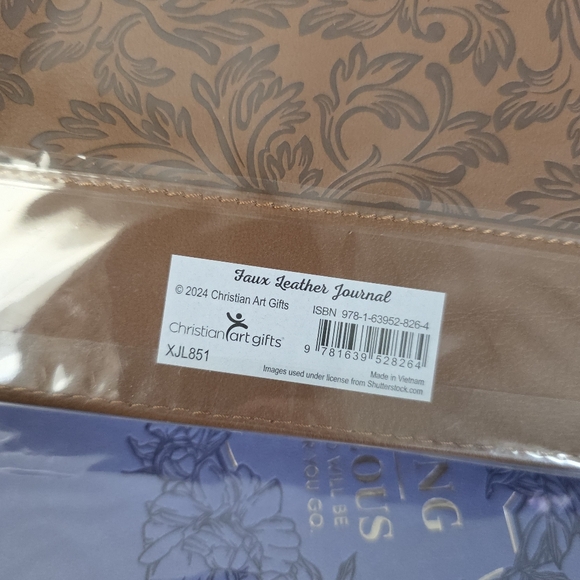 🦋LAST ONE Embossed FAUX Leather Zip Journal - Picture 12 of 13